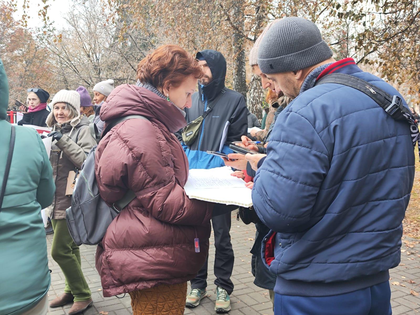 Фото «Всё живое хочет жить!»: сотни новосибирцев вышли на митинг против закона об умерщвлении бездомных собак. Фоторепортаж 8